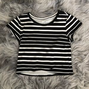 STRIPED BLACK AND WHITE CROP TOP